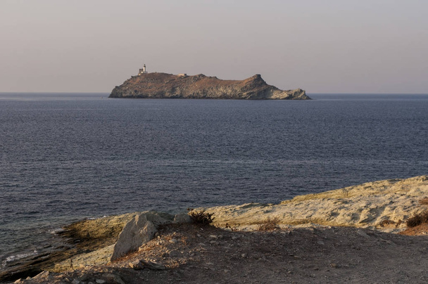 Corsica: tramonto sulla Giraglia, isola sulla punta settentrionale di Cap Corse nel Mar Mediterraneo, nota per il faro e la torre genovese, entrambi monumenti storici
 - Foto, immagini