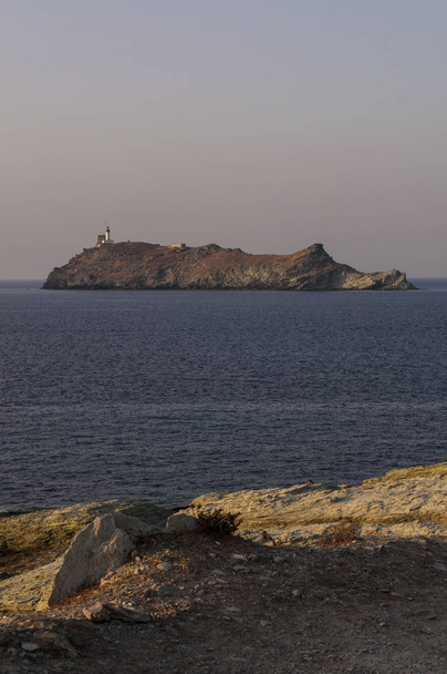 Corse : coucher de soleil sur la Giraglia, île à la pointe nord du Cap Corse dans la mer Méditerranée, connue pour son phare et la Tour Génoise, qui sont tous deux des monuments historiques
 - Photo, image