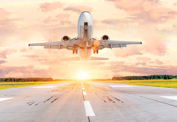 Avião de passageiros pouso e aproximação perdida ir ao redor ao pôr do sol em uma pista
. - Foto, Imagem