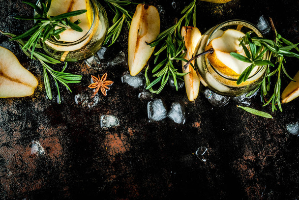 Cocktail de poire douce et romarin
 - Photo, image