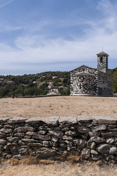 Korzika: kilátás a Church of San Michele de Murato, egy kis kápolna épült a 12 század polikróm kövek és a Haute-Corse falu Murato-tipikus Pisan-román stílusú - Fotó, kép