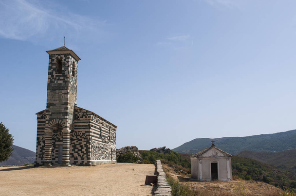 Korsika: Blick auf die Kirche von San Michele de Murato, eine kleine Kapelle, die im 12. Jahrhundert in polychromen Steinen im typisch pisanischen romanischen Stil im Haute-Corse-Dorf Murato erbaut wurde - Foto, Bild