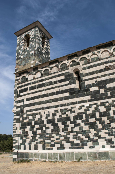 Korsika: Blick auf die Kirche von San Michele de Murato, eine kleine Kapelle, die im 12. Jahrhundert in polychromen Steinen im typisch pisanischen romanischen Stil im Haute-Corse-Dorf Murato erbaut wurde - Foto, Bild
