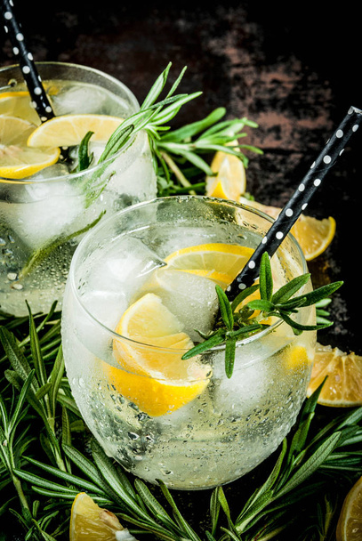 Bebida fria com limão e alecrim
 - Foto, Imagem