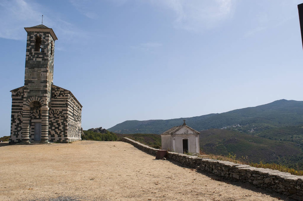 コルシカ島: 観、教会のサン ・ ミケーレ ・ デ ・ Murato、ホート コルセ Murato 村の典型的なピサ ・ ロマネスク様式、多色の石で、12 世紀に建てられた小さな礼拝堂 - 写真・画像