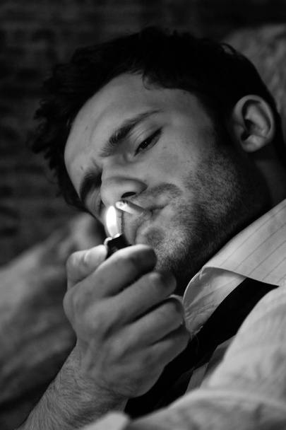タバコを吸う男 - 写真・画像