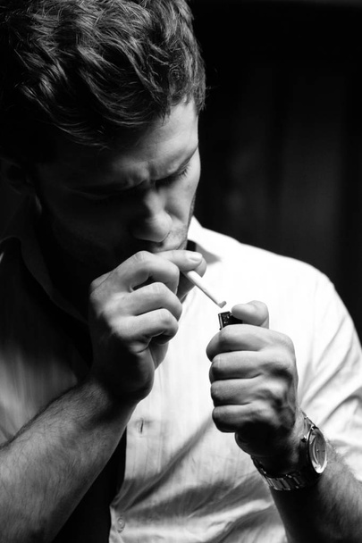 Hombre fumando un cigarrillo - Foto, Imagen