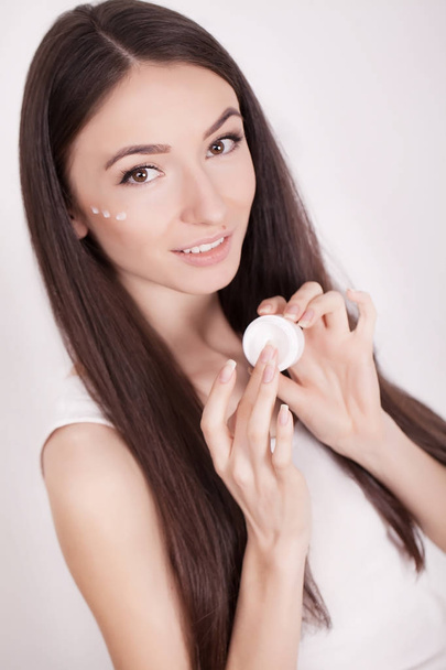 Asia piękna kobieta przy użyciu produktów do pielęgnacji skóry, krem nawilżający lub - Zdjęcie, obraz