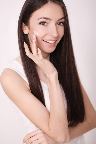 Egy gyönyörű nő ázsiai használ egy bőrápolási termék, hidratáló, vagy - Fotó, kép