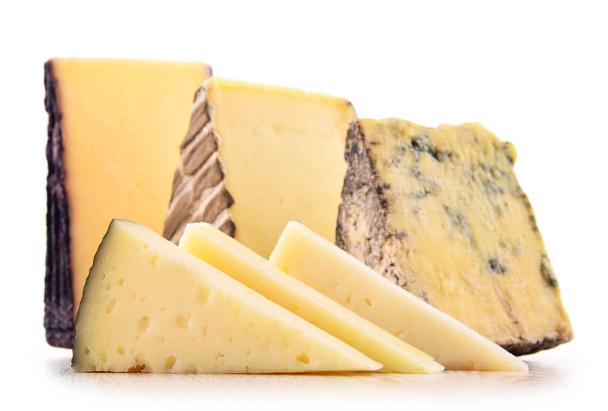 Trozos de queso aislados en fondo blanco
 - Foto, imagen
