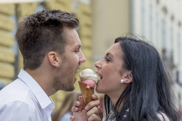 Dondurma yiyen çift. - Fotoğraf, Görsel