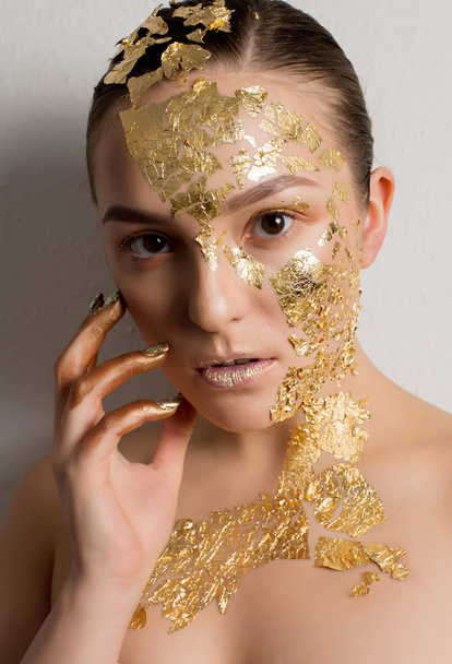 Модный портрет гламурной брюнетки с креативным макияжем
 - Фото, изображение