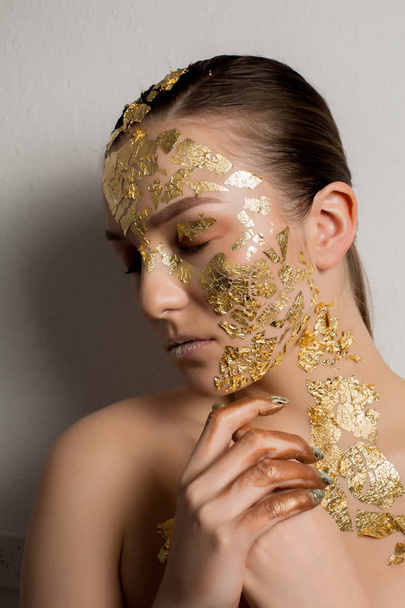Modeaufnahme einer wunderbaren brünetten Frau mit kreativem Make-up von - Foto, Bild