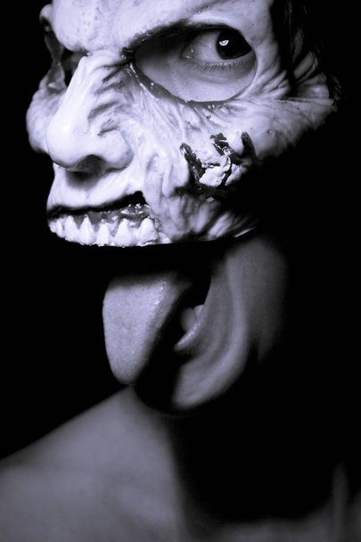 Mujer zombi con máscara viva muerta
 - Foto, imagen