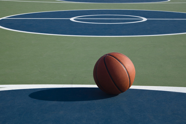 basketbal op het veld - Foto, afbeelding