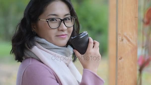 Asiatique femme boire du café en plein air
 - Séquence, vidéo