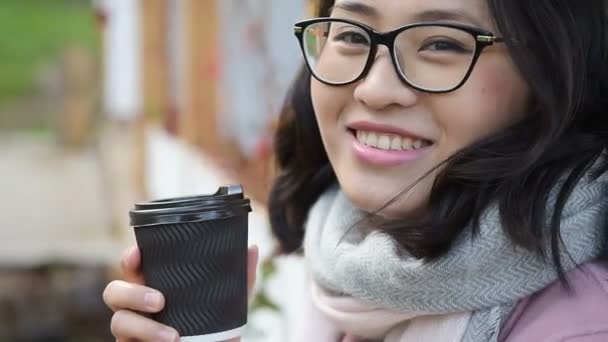 Aziatische vrouw drinkt koffie en lacht - Video