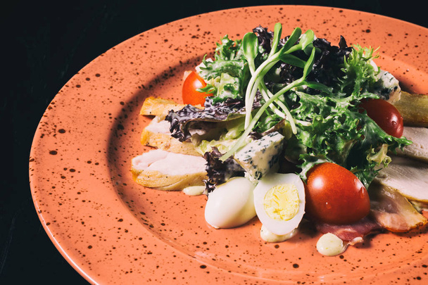 Cäsar-Salat auf dem Tisch .. - Foto, Bild
