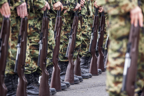 Στρατιώτες που στέκονται στην γραμμή. Όπλο στο χέρι. Στρατού, o γραμμές στρατιωτικές μπότες - Φωτογραφία, εικόνα