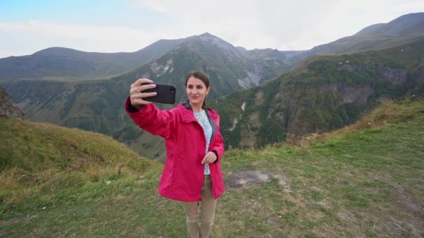 Une jeune femme prend selfie dans les montagnes
. - Séquence, vidéo