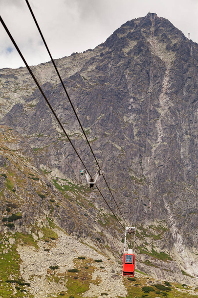 Waggonseilbahn vor dem Hintergrund der wunderschönen felsigen Berge - Foto, Bild