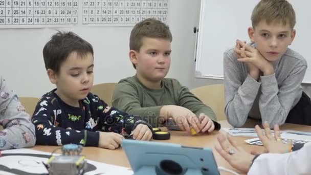 Skupina žáků základní školy v učebně na lekci - Záběry, video