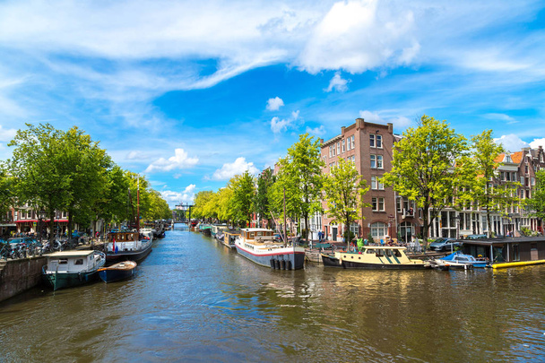 Canales y barcos de Ámsterdam en Holanda
 - Foto, imagen