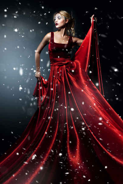 Mujer rubia belleza romántica en vestido rojo elegante
 - Foto, Imagen