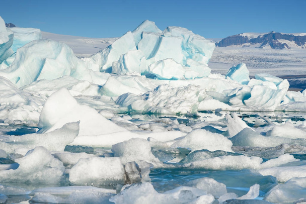 Blick auf Eisberge in Gletscherlagune, Island, Konzept der globalen Erwärmung - Foto, Bild