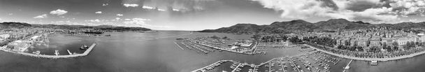 ラ ・ スペツィア、イタリア。S の港と街のスカイラインのパノラマ ビュー - 写真・画像