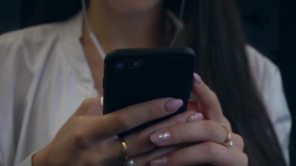 Una joven dama con las manos usando un teléfono inteligente en el tren
. - Imágenes, Vídeo
