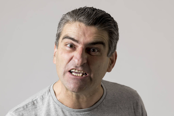 40-es, 50-es fehér mérges és ideges fickó és őrült dühös és agresszív arc kifejezése, zsémbes és panaszkodik portréja - Fotó, kép