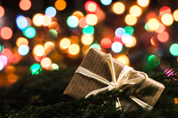 Noel hediye kutusunda vintage tarzı ve arka planda bulanık renkli ışıklar - Fotoğraf, Görsel