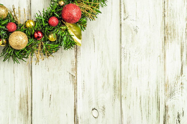 Corona de Navidad ornamental colgando en la puerta de madera, estilo chic shabby
 - Foto, imagen