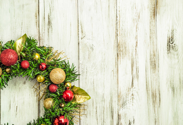 Ghirlanda di Natale ornamentale appesa alla porta di legno, stile shabby chic
 - Foto, immagini