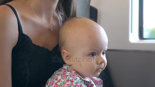 Un bebé comiendo una galleta en el tren
 - Imágenes, Vídeo
