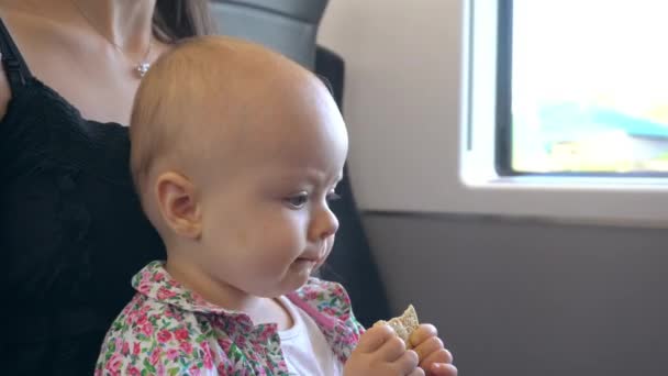 Um bebê comendo um biscoito no trem
 - Filmagem, Vídeo