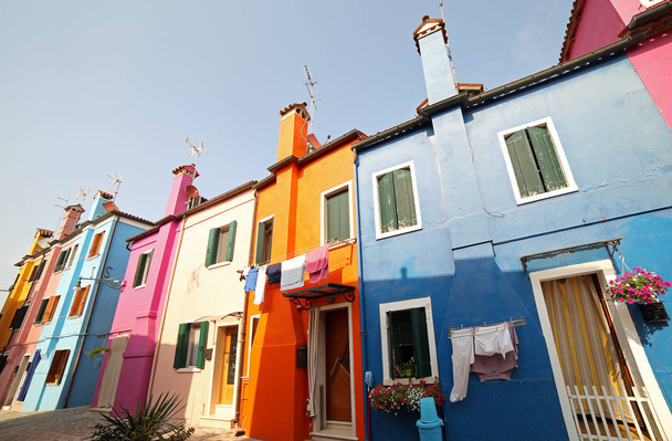 barevné domy starého města Burano ostrov nedaleko Benátek v  - Fotografie, Obrázek