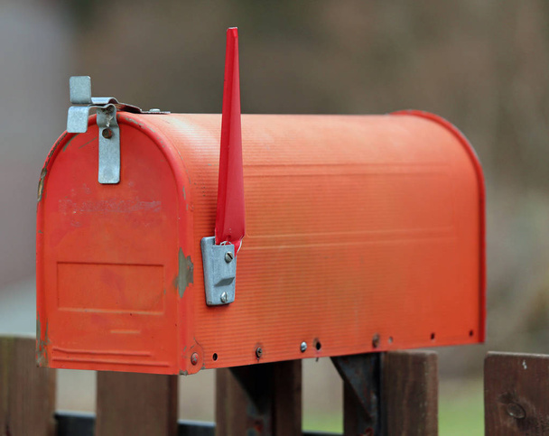 червона поштова скринька з піднятим стрижнем, щоб сигналізувати про наявність пошти
 - Фото, зображення