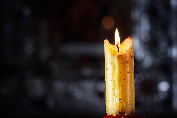 Спалювання старої свічки на темному фоні
 - Фото, зображення
