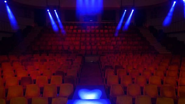 rote Samtsitze für Zuschauer im Theater oder Kino. rotes Samtstofftuch leer viele Sitzreihen im Kinosaal Konzert oder Seminar Konferenzraum - Foto, Bild