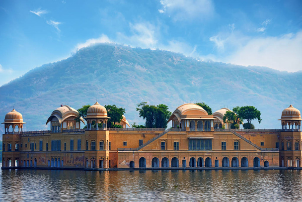 Jal Mahal és ember Szántóné tó Rajasthan, India. - Fotó, kép