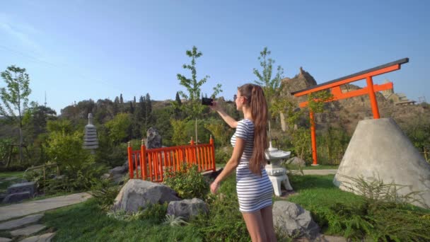 Egy fiatal hölgy fényképezni kívül - Felvétel, videó