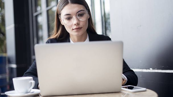 nuori liiketoiminnan nainen käyttää kannettavaa tietokonetta
 - Valokuva, kuva