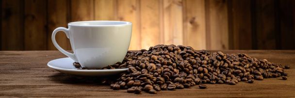コーヒー豆と木製の背景の古いコーヒーミルのある静物  - 写真・画像