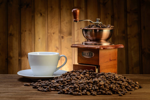 ainda vida com grãos de café e moinho de café velho no fundo de madeira
  - Foto, Imagem