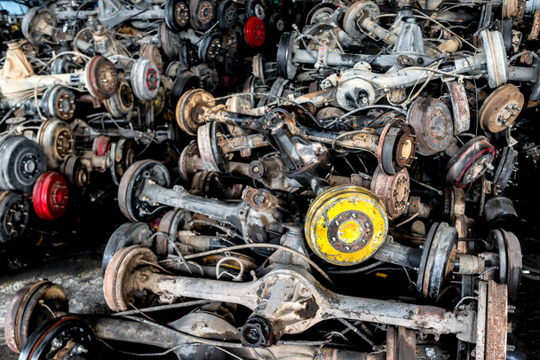 Essieu de roue de voiture usagée et ancienne dans le garage de recyclage à vendre photo avec éclairage intérieur bas et ombre sombre
. - Photo, image