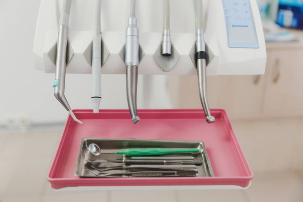 Крупный план стоматологических упражнений в кабинете стоматолога
 - Фото, изображение