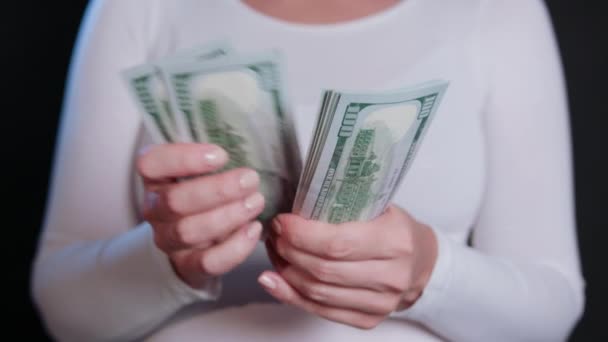 Egy nő a gazdaság készpénz fehér pulóver - Felvétel, videó