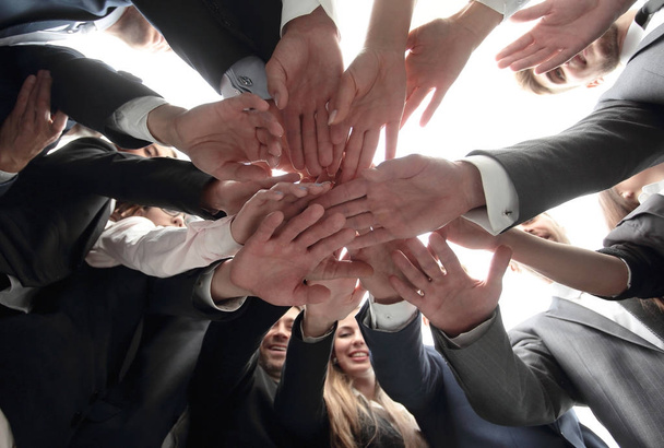 Большая бизнес-команда формирует круг и его руки сжимаются вместе
 - Фото, изображение